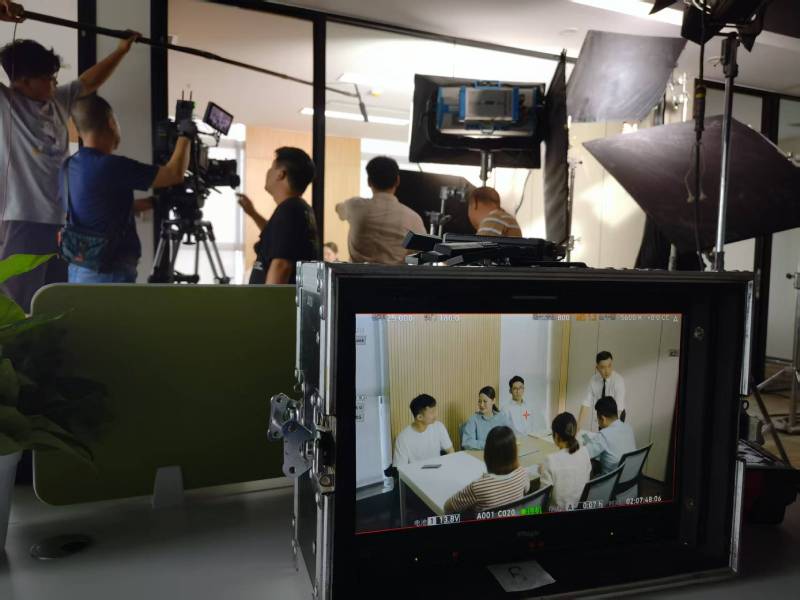 华池县TVC拍摄公司：科技产品视觉化大师，诠释未来感与功能美学
